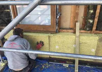 Renovatie van het dak door een bouwteam